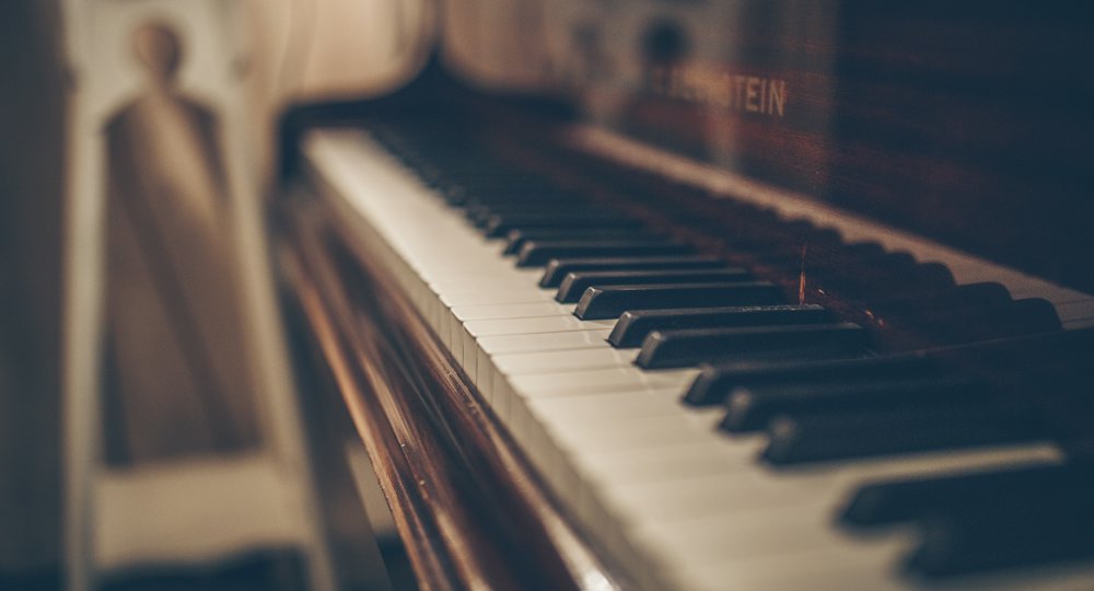 Piano en un ambiente cálido, ideal para música romántica