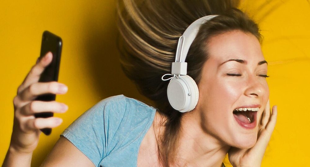 Persona relajada escuchando música con audífonos