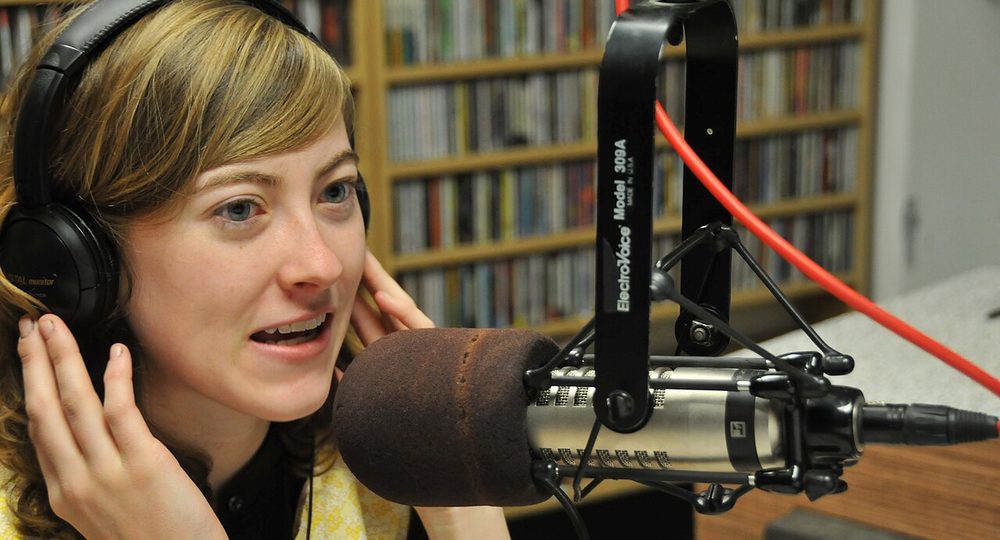Locutora en un estudio de radio