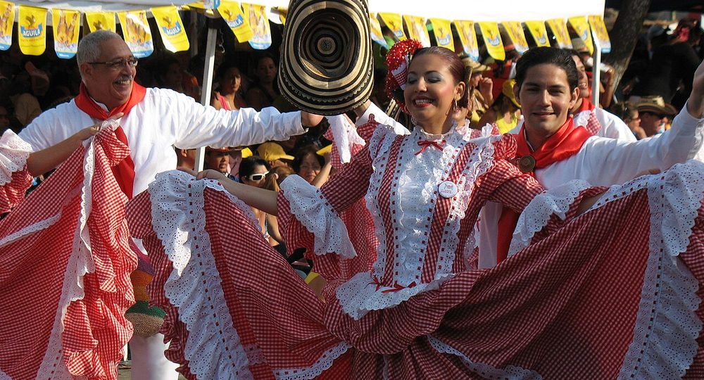 Bailarines de cumbia con trajes tradicionales