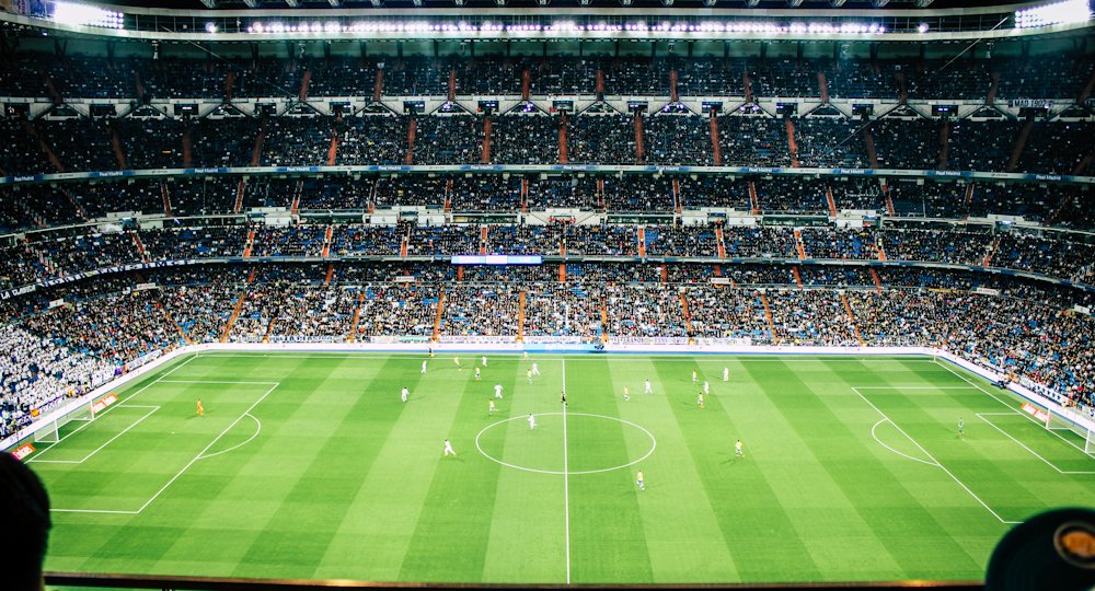 Estadio de fútbol lleno durante un partido