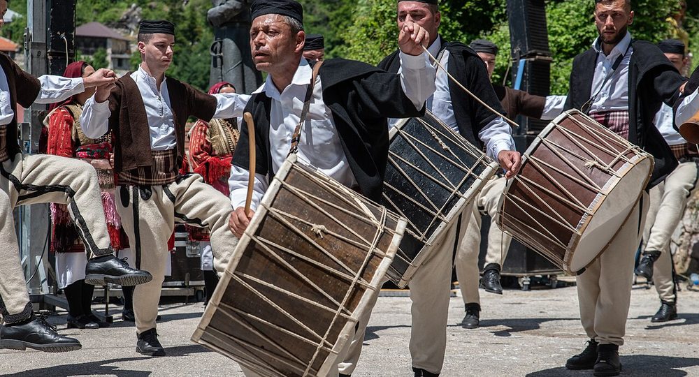 Músicos tradicionales en una fiesta de pueblo