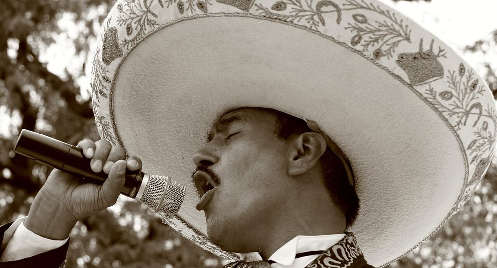 Charro mexicano cantando una ranchera