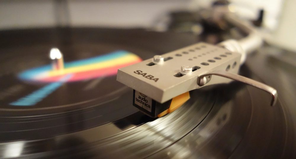 Tocadiscos con un disco de vinilo, símbolo de la salsa clásica