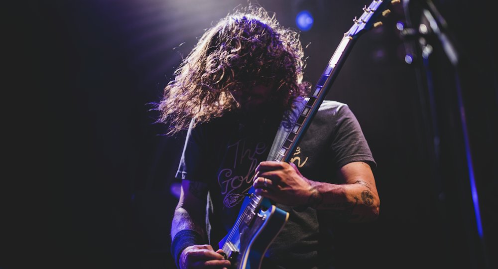 Guitarrista de rock en concierto